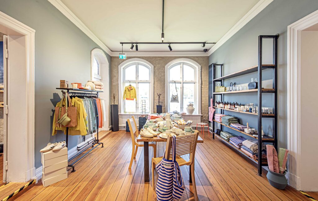 Verkaufsraum mit Keramik, verschiedene Stoffartikel, Schuhen und Klamotten