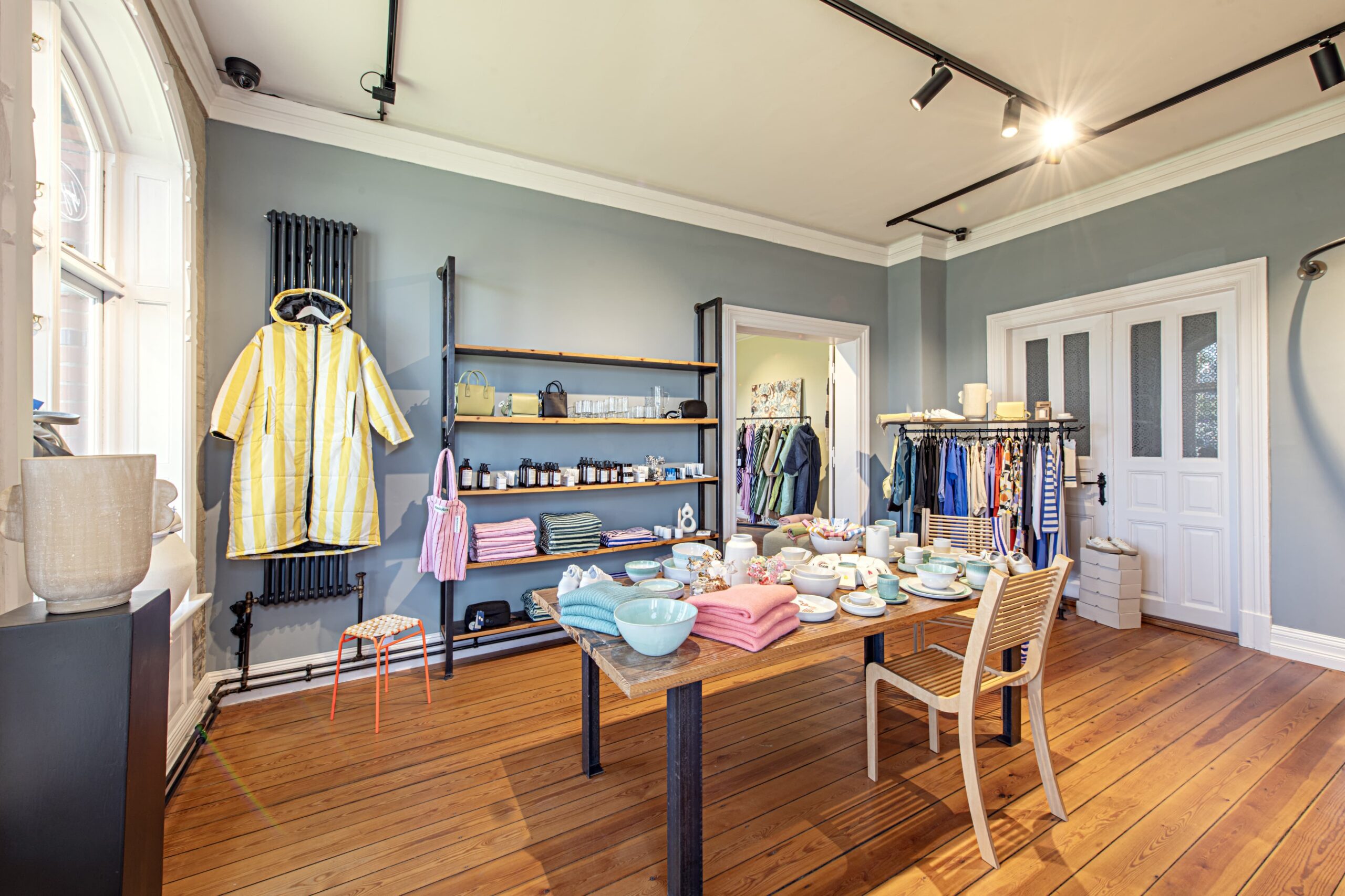 Verkaufsraum mit Keramikartikel, Decken, Seife und Jacken